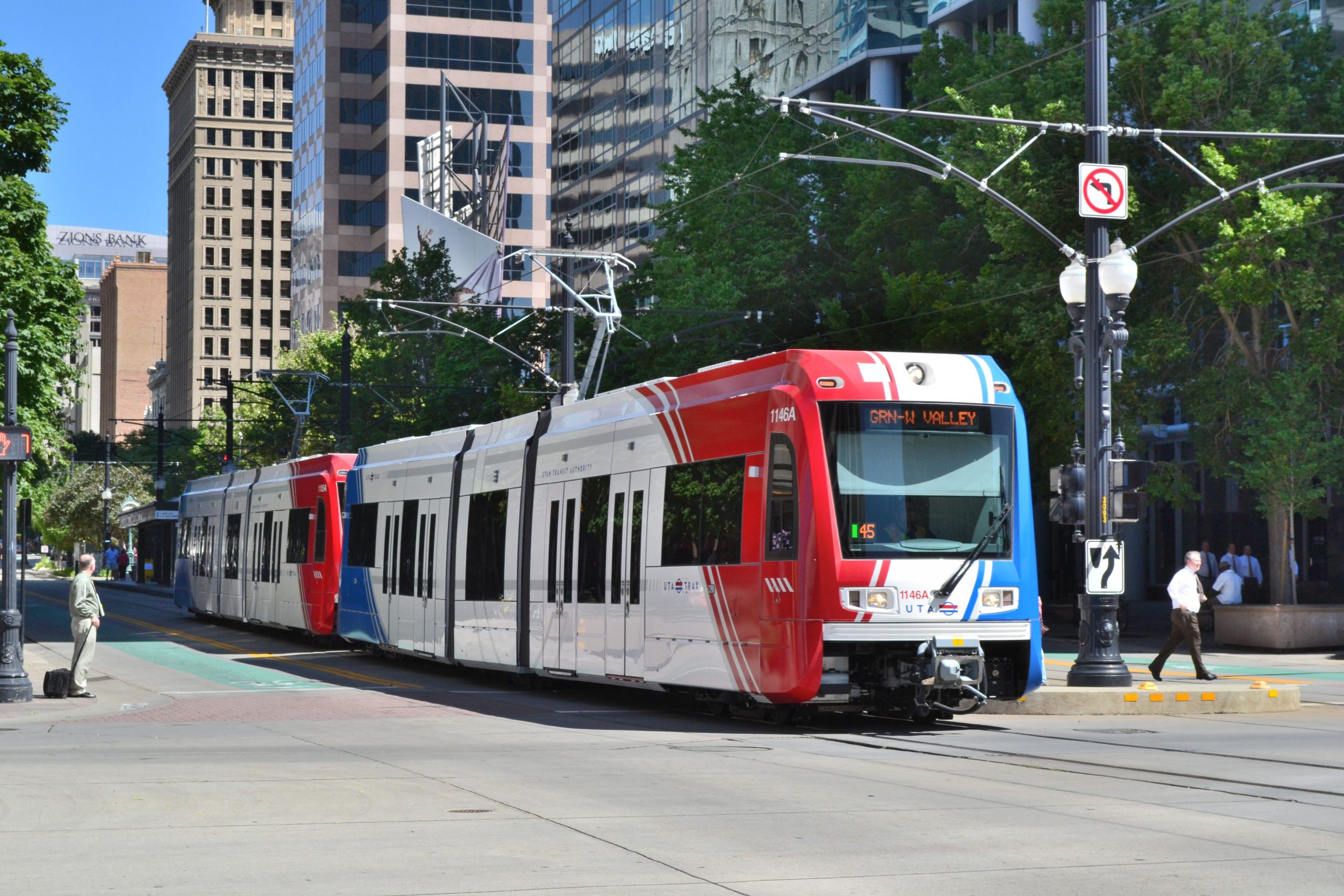 Green_line_Trax_at_Gallivan_Plaza